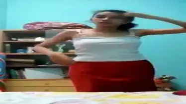 Momen Kasmaran Mahasiswi Berbaju Merah